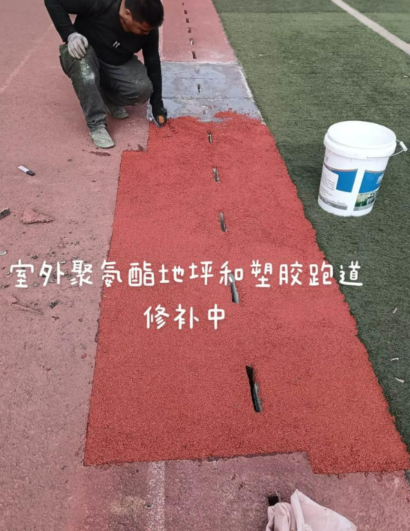 波莲镇球场地面翻新维修，核心是先诊断破损